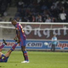 Abidal atiende a Jeffren, en el suelo