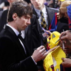 Messi, el ganador del Balón de Oro, firma autógrafos en la gala tras ser premiado.