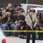 Un policía vigila a un grupo de motoristas detenidos, en Waco (Tejas), ayer.