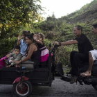 Inmigrantes hondureños montados en una moto