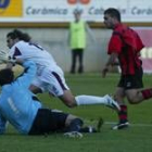 Willy, que consiguió un golazo, trata de zafarse del guardameta Zigor