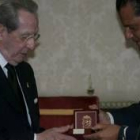 Antonino Fernández recibe de manos de Mario Amilivia la Medalla de Oro de la Ciudad de León
