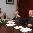 Los portavoces de IU y PSOE, señalándose en un pleno.