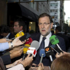 Rajoy atiende a los medios, el domingo, a su llegada al hotel donde se aloja en Nueva York.