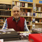 Vicente Morán García, médico intensivista, rodeado de ejemplares en una de las librerías de las que es copropietario. MARCIANO PÉREZ