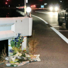 Flores en homenaje a la mujer atropellada por el camionero que jugaba a Pokémon Go, este miércoles.
