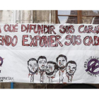 Pancarta colocada ayer en un edificio del Casco Viejo de Pamplona en protesta a la sentencia de La Manada. JESÚS DIGES