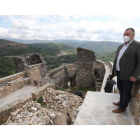 Las futuras visitas al Castillo de Sarracín serán guiadas y concluirán en los miradores de la zona más alta, desde donde ayer oteaba el paisaje Eduardo Morán. L. DE LA MATA