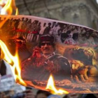 Manifestantes queman una imagen de Muamar el Gadafi durante una protesta en París.
