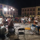 Una de las ‘Jam session’ en la plaza del Ayuntamiento. DL