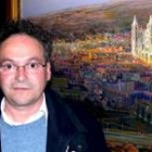El pintor Seve Trapiello, ante una de sus obras expuestas