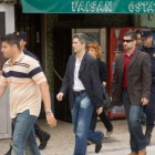 El juez Marlaska, durante su visita en el 2006 al bar Faisán de Behobia (Irún).
