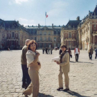 Adela Muñiz, en el centro, junto a su marido y su cuñada, en Versalles.