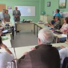 El alcalde clausuró ayer un curso de tablets y smarphones al que acudieron 26 mayores.