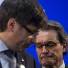 Artur Mas, junto a Carles Puigdemont, este lunes en la sede del PDECat.