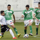 Uña, en el centro, a un paso de renovar con el club verde.