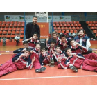 Los integrantes del equipo infantil del Colegio Leonés con el trofeo de campeones.