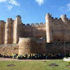 El castillo coyantino rodeado por 400 niños en apoyo a las familias con enfermedades raras.
