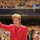 Sturgeon saluda tras su discurso en la conferencia anual del SNP, en Glasgow, este sábado.