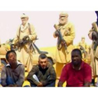 Una imagen tomada de Al Jazira en la que se ven algunos de los rehenes y a sus secuestradores.