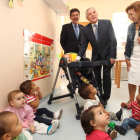 Javier Reyero, Emilio Gutiérrez y Montserrat Gutiérrez, en la visita al centro infantil de El Crucero.
