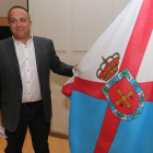 Gerardo Álvarez Courel, con la bandera oficial de la comarca del Bierzo, este verano.