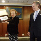 María Teresa Rodríguez muestra el distintivo junto al presidente del Casino.