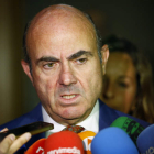 Luis de Guindos, ayer, en declaraciones a los medios. J.P.GANDUL