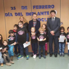 Manuel García y Carmen Oláiz, junto a niños de Asfas. DL