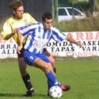 Jonathan, en primer término, y Zurdi pugnan por el control del esférico