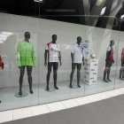 Hasta mañana, las camisetas donadas por deportistas de élite pueden verse en el León Plaza.
