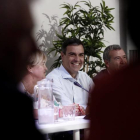 El presidente del gobierno en funciones Pedro Sánchez , durante la reunión con representantes de la plataforma "Teruel Existe" y otras asociaciones afectadas por la despoblación, como "Soria Ya". MARISCAL