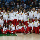 Las jugadoras españolas posan con la medalla de plata obtenida tras el partido por la final del torneo de baloncesto femenino de los Juegos Olímpicos de Río. ELVIRA URQUIJO