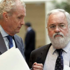 Pedro Morenés y Miguel Arias Cañete, en la sesión de control de ayer en el Senado.