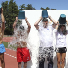 Gimnasta españoles se tiran una cubo de agua helada en la campaña para recaudar fondos para investigar el ELA