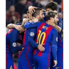 Arda Turan celebra con sus compañeros uno de sus tres goles ante el Borussia Monchengladbach. MARTA PÉREZ