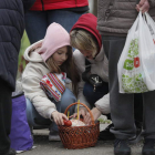 Dos niñas con canastas de huevos pintados y kulichi, un pastel tradicional de Pascua. SERGEY DOLZHENKO