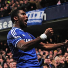 Etoo celebra con la afición de Stamford Bridge el gol que culminaba la remontada del Chelsea ante el Liverpool.
