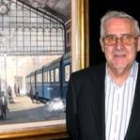El artista madrileño Pina Lupiáñez, delante de una de sus obras más representativas