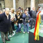 Carlos López Riesco y Marcelino Maté examinan la Eurocopa, con Francisco Reguera al fondo
