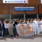 Los trabajadores del centro hospitalario madrileño salieron a la calle en defensa de sus jefes