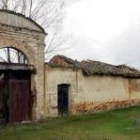 Ruinas centenarias de la primera fábrica resinera en Nogarejas de la Valdería