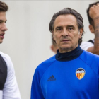 Prandelli, en el centro, en un entrenamiento del Valencia.