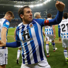 Los jugadores de la Real Sociedad celebran el gol del noruego Alexander Sørloth al Atlético de Madrid. JAVIER ETXEZARRETA