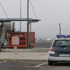 Un vehículo de la Guardia Civil controla el aeropuerto.