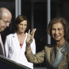 La reina Sofía, acompañada por Rafael Spottorno, a su llegada ayer al Hospital Quirón.