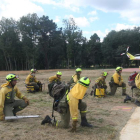 Una cuadrilla de la base de Tabuyo se prepara para subir a un helicópero antes de acudir a sofocar un incendio.