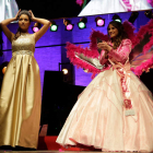 La musa del Carnaval, María García, posa con la corona que le cede Anais Santos. SECUNDINO PÉREZ