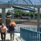 Dos de los primeros vecinos de La Robla que usaron la nueva pasarela peatonal sobre las vías