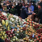 Imagen de un puesto de frutas en un mercado de abastos de Barcelona. QUIQUE GARCÍA